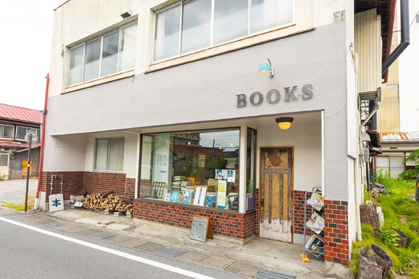 JR上諏訪駅から徒歩7分のところにある言事堂。元は婦人服店で、出窓の所にはマネキンが立っていたとのこと JR上諏訪駅から徒歩7分のところにある言事堂。元は婦人服店で、出窓の所にはマネキンが立っていたとのこと