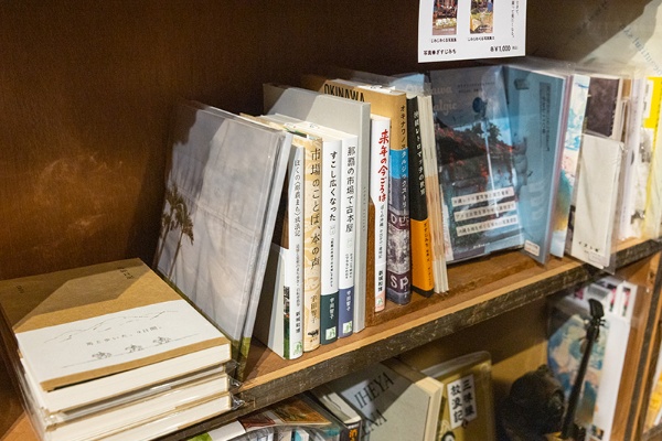 言事堂では新刊書も置いている。こちらは沖縄の本の棚 言事堂では新刊書も置いている。こちらは沖縄の本の棚