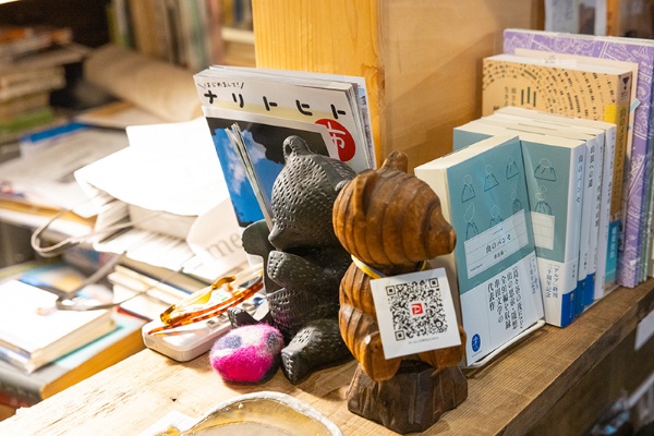 店のあちこちに熊の置物がある。「私が好きで、いくつか置いておいたら、お客様が持ってきてくださるようになりました」と宮城さん 店のあちこちに熊の置物がある。「私が好きで、いくつか置いておいたら、お客様が持ってきてくださるようになりました」と宮城さん