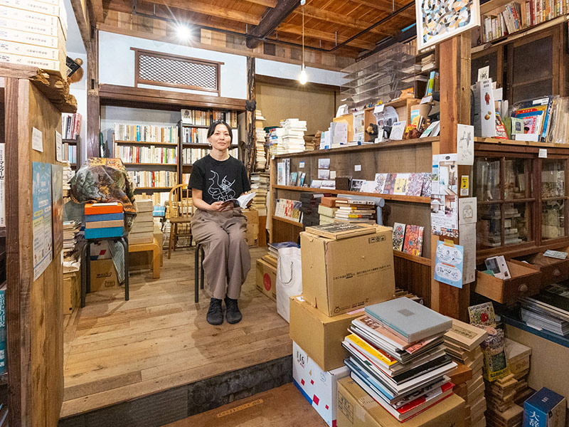 言事堂　那覇から諏訪へ　「本屋には資料を守っていく役割がある」