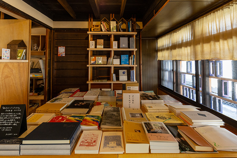 画像：京都 hoka books 編集者2人が営む路地奥の秘密基地 | 日経BOOKプラス
