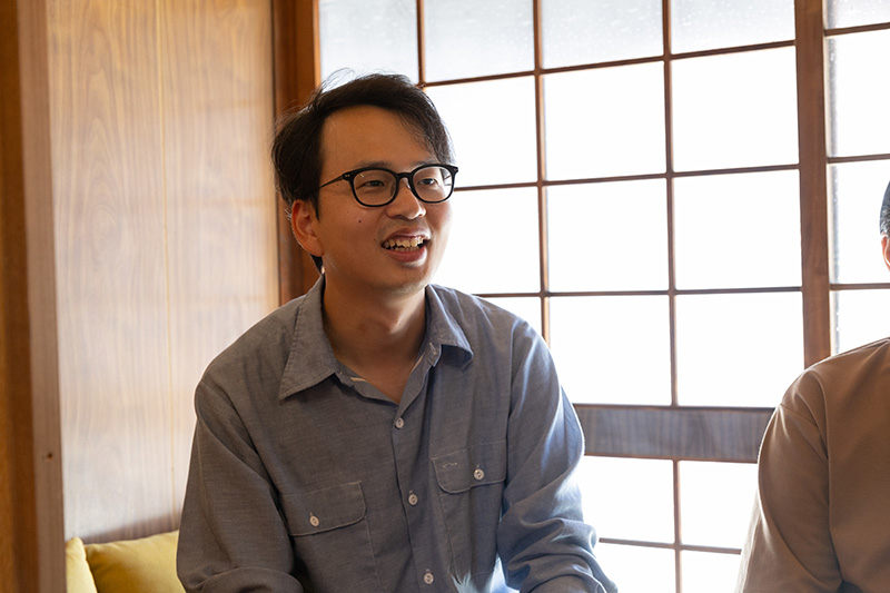 「建築の世界はまだまだ紙の本が健在です」と話す西尾さん