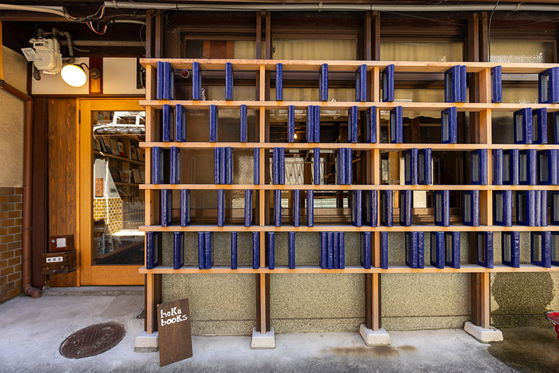 店の外装は青い陶器を焼いて並べたもので、設計・施工は器設計製作所が担当。本棚をイメージしている
