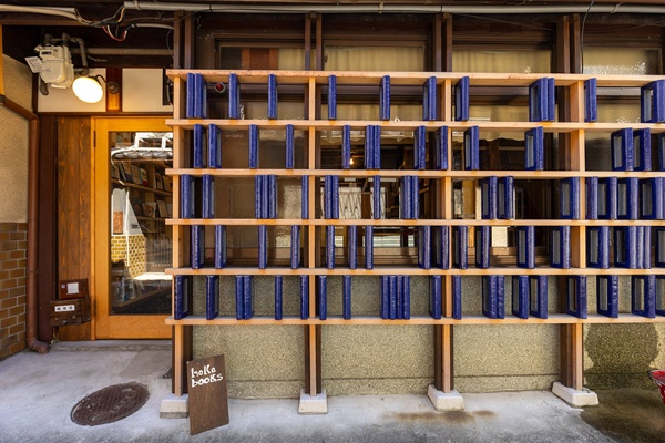 店の外装は青い陶器を焼いて並べたもので、設計・施工は器設計製作所が担当。本棚をイメージしている 店の外装は青い陶器を焼いて並べたもので、設計・施工は器設計製作所が担当。本棚をイメージしている