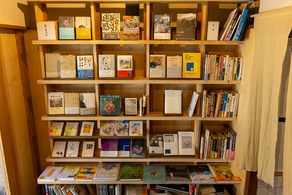 玄関を入って1階左は新入荷の本が並ぶ。棚の右側には少しだけ古書も 玄関を入って1階左は新入荷の本が並ぶ。棚の右側には少しだけ古書も
