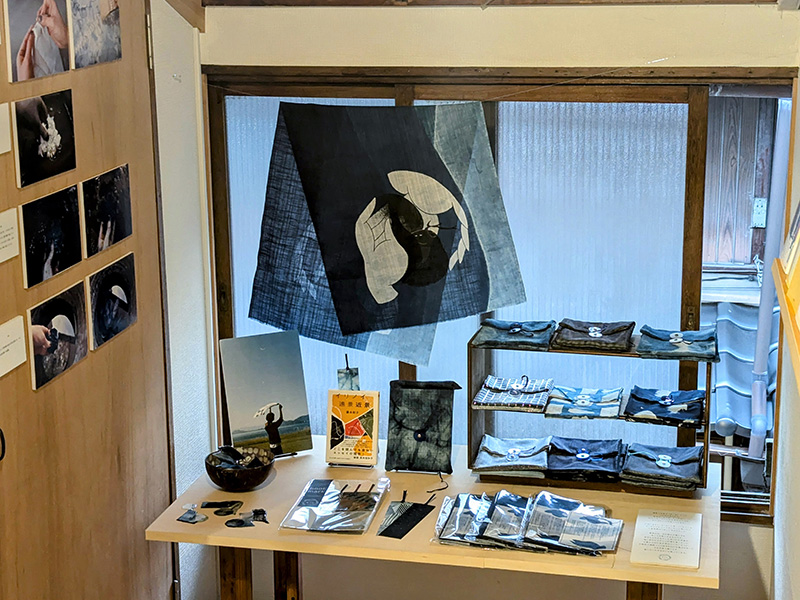 藍染屋ほうねさんの文庫本ぶくろやしおりも販売中（写真提供：hoka books）