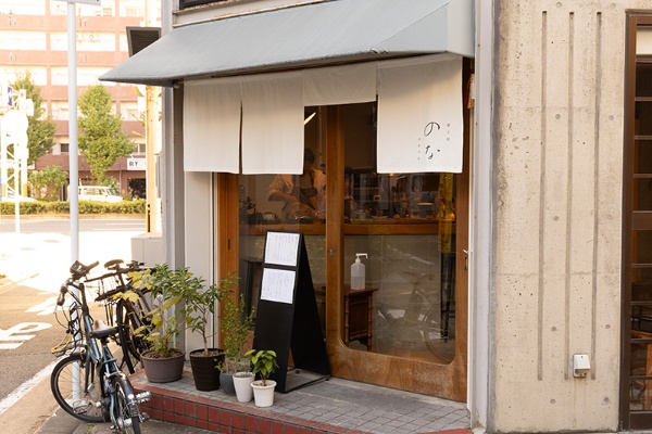 嶋田さんと西尾さんによる近所のお薦めスポットは、醒ケ井通の「菓子屋 のな」 嶋田さんと西尾さんによる近所のお薦めスポットは、醒ケ井通の「菓子屋 のな」