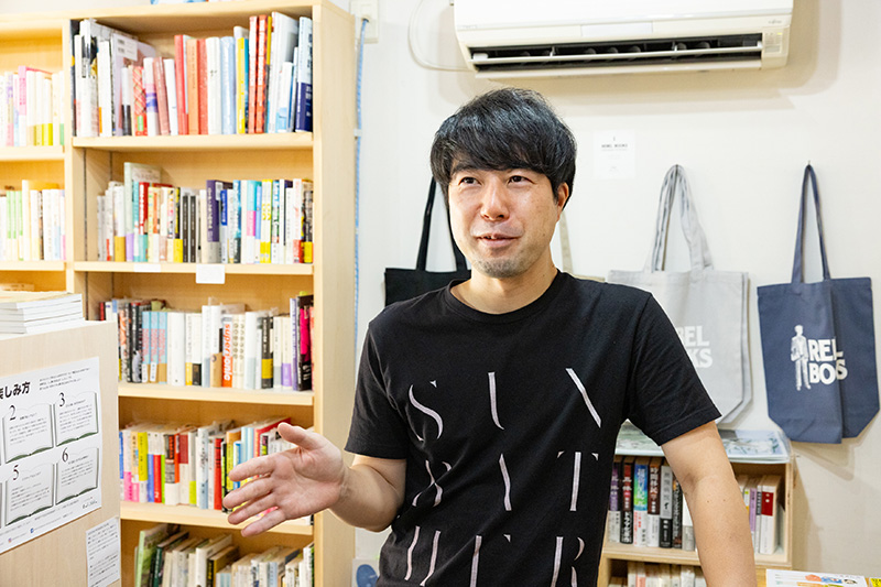 「書店経営も、デザイナー・編集者の仕事もどちらも本業です」と話す荻原貴男さん