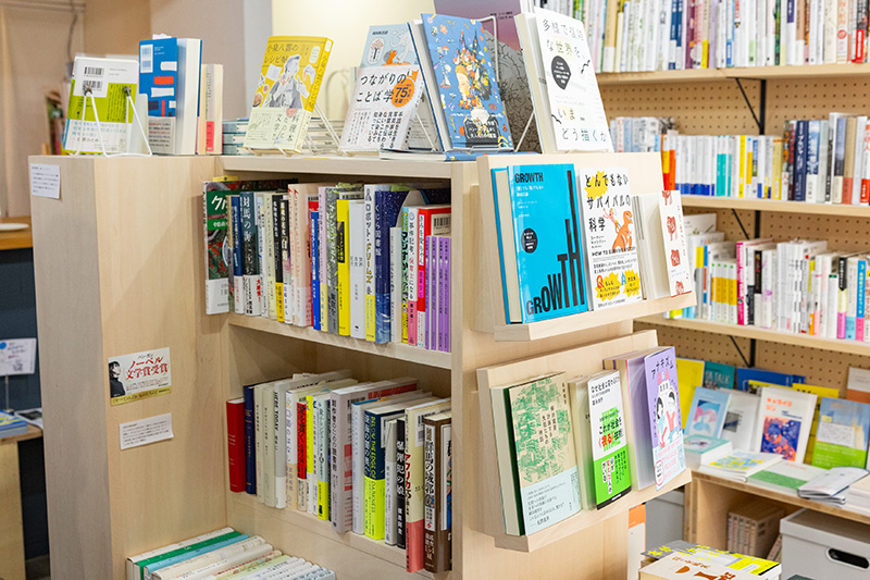 店の書棚は荻原さん自身が図面を書き、建具屋さんに作ってもらった