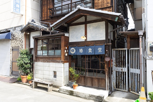 REBEL BOOKSの裏手にある椿食堂 REBEL BOOKSの裏手にある椿食堂