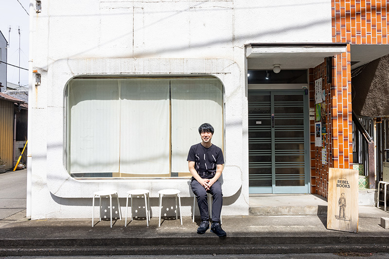 REBEL BOOKSの前で。昨今は近所で店を始める人が増えてきた
