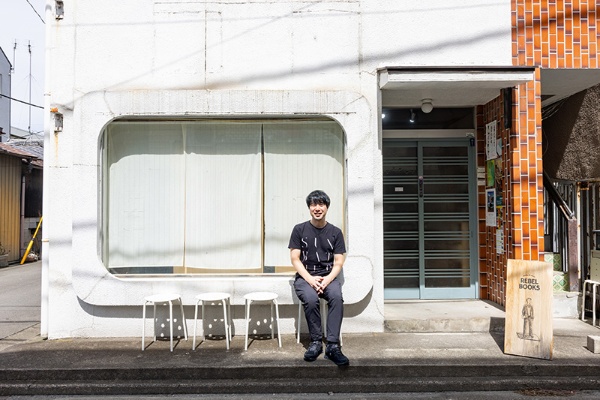 REBEL BOOKSの前で。昨今は近所で店を始める人が増えてきた REBEL BOOKSの前で。昨今は近所で店を始める人が増えてきた