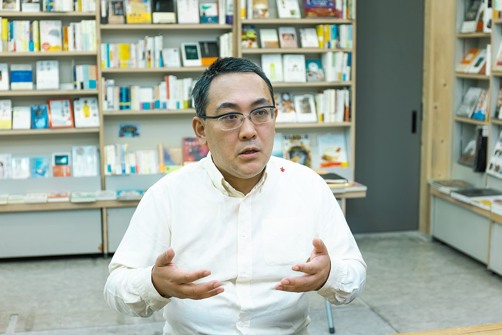 「近所には飲食店が多いので、飲食店が閉まれば、書店も大きな影響を受けます。コロナ禍によって、春光堂が地域に根差す本屋であることに、あらためて気づかされました」と話す宮川さん 「近所には飲食店が多いので、飲食店が閉まれば、書店も大きな影響を受けます。コロナ禍によって、春光堂が地域に根差す本屋であることに、あらためて気づかされました」と話す宮川さん