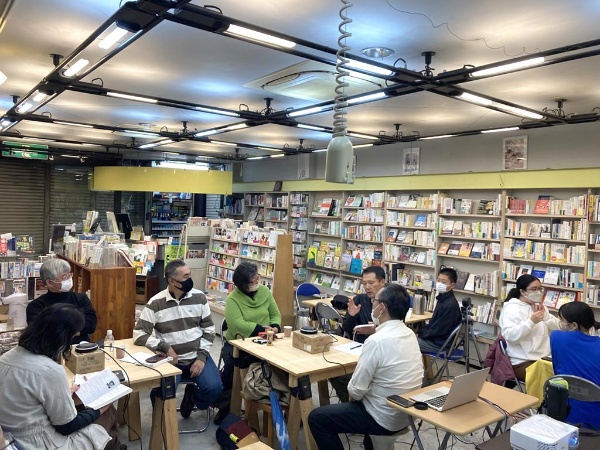 2022年10月7日に行われた読書会の様子(写真は桜井) 2022年10月7日に行われた読書会の様子(写真は桜井)