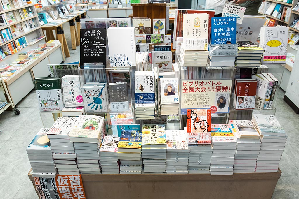 店に入ってすぐの平台には、地元作家の作品や読書会の課題図書、話題書が並ぶ 店に入ってすぐの平台には、地元作家の作品や読書会の課題図書、話題書が並ぶ