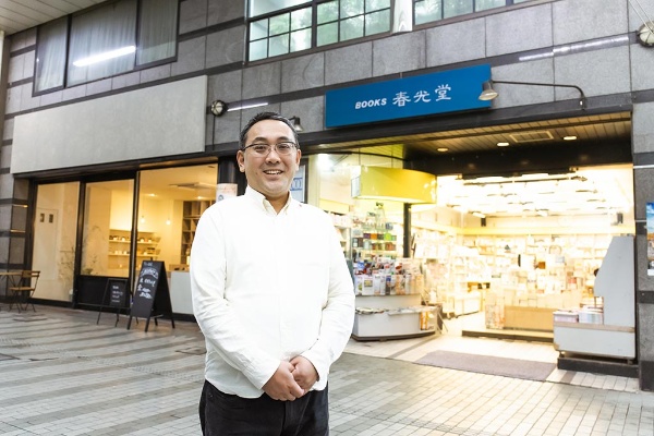 宮川店長による甲府のお薦めスポットは、文房具店の「甲府銀座ブラザー」。「どんな万年筆も修理してくれる」とのこと。近くには、スペシャルティーコーヒーの「寺崎COFFEE」、旧ガラス工場を改装したライブスペース「桜座」がある 宮川店長による甲府のお薦めスポットは、文房具店の「甲府銀座ブラザー」。「どんな万年筆も修理してくれる」とのこと。近くには、スペシャルティーコーヒーの「寺崎COFFEE」、旧ガラス工場を改装したライブスペース「桜座」がある