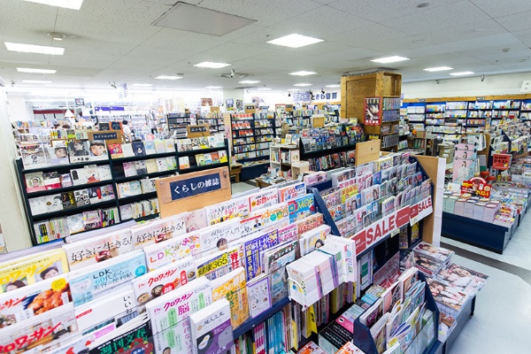 ときわ書房志津ステーションビル店は駅改札口を出てすぐのところにある。書籍以外に文房具やCDの売り場もある ときわ書房志津ステーションビル店は駅改札口を出てすぐのところにある。書籍以外に文房具やCDの売り場もある