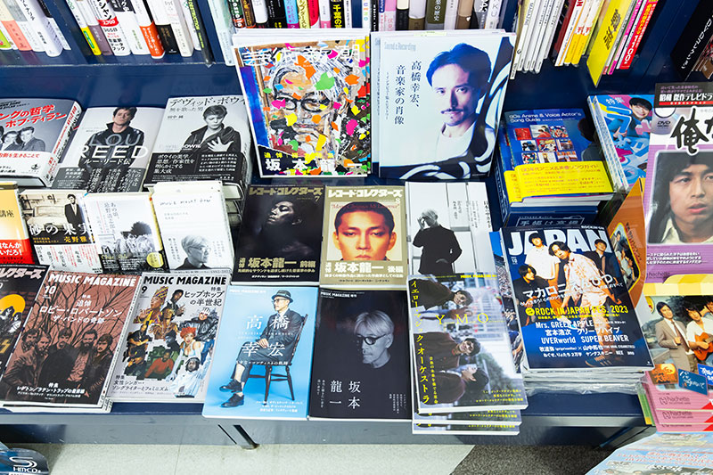 日野店長はロック好きで、とりわけYMOのファン。音楽書や音楽雑誌が充実している 日野店長はロック好きで、とりわけYMOのファン。音楽書や音楽雑誌が充実している
