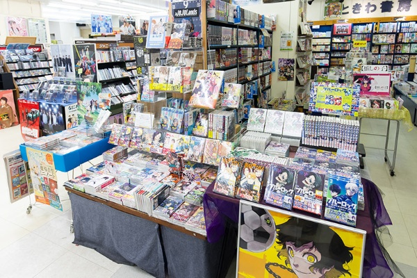 コミックコーナー。「私はコミックのことはまったく分からないのですが、詳しいスタッフが上手に棚を作ってくれています」 コミックコーナー。「私はコミックのことはまったく分からないのですが、詳しいスタッフが上手に棚を作ってくれています」