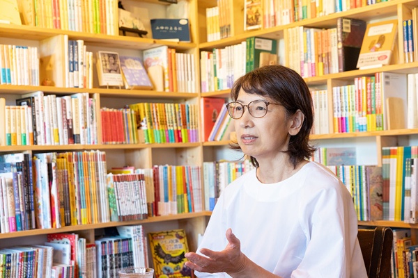 「書店勤務の経験はまったくありませんでした」と話す吉村麗子さん 「書店勤務の経験はまったくありませんでした」と話す吉村麗子さん