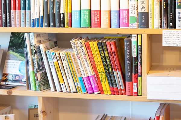 『遠野物語』(柳田国男著/新潮文庫)他、遠野物語の関連書が並ぶ 『遠野物語』(柳田国男著/新潮文庫)他、遠野物語の関連書が並ぶ