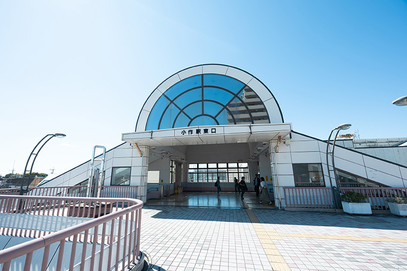 JR小作（おざく）駅東口。パングル・バーンは駅前からJR河辺駅北口行きの西東京バスに乗り13分、藤橋バス停下車、徒歩5分の所にある