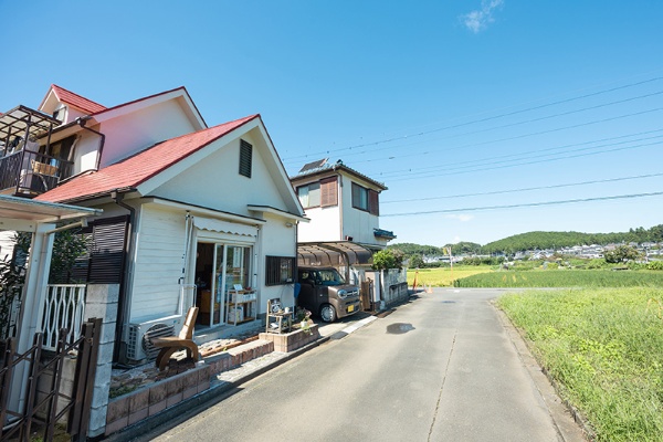 神社の先を右折して少し下ると、自宅を改装した店が見えてくる。奥に見える稜線は埼玉県の飯能の山々 神社の先を右折して少し下ると、自宅を改装した店が見えてくる。奥に見える稜線は埼玉県の飯能の山々