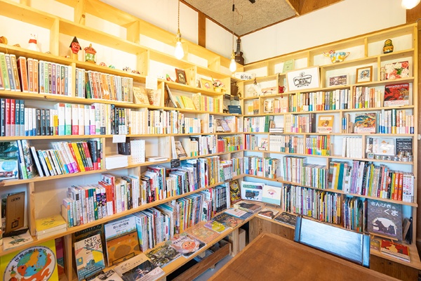 国内・海外の民話・昔話の本がぎっしり並べられた店内 国内・海外の民話・昔話の本がぎっしり並べられた店内
