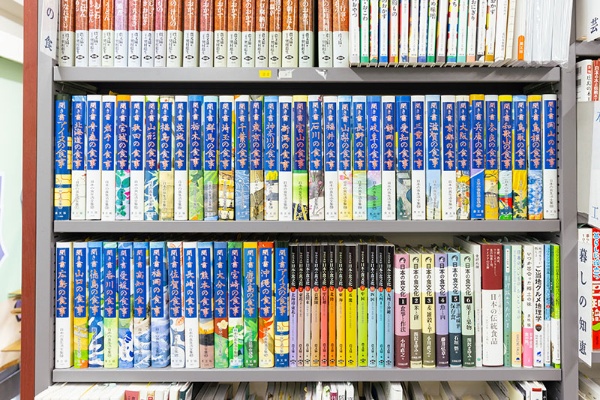 日本の食文化に関するさまざまなシリーズの本が並ぶ 日本の食文化に関するさまざまなシリーズの本が並ぶ