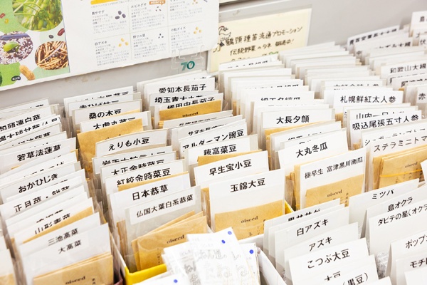 レジ前では伝統野菜の種を販売。茨城県で福岡正信流の自然農法を実践している「じねん道」と、現役大学生・小林宙(そら)さんによる「鶴頸種苗流通プロモーション」の種を置いている レジ前では伝統野菜の種を販売。茨城県で福岡正信流の自然農法を実践している「じねん道」と、現役大学生・小林宙(そら)さんによる「鶴頸種苗流通プロモーション」の種を置いている