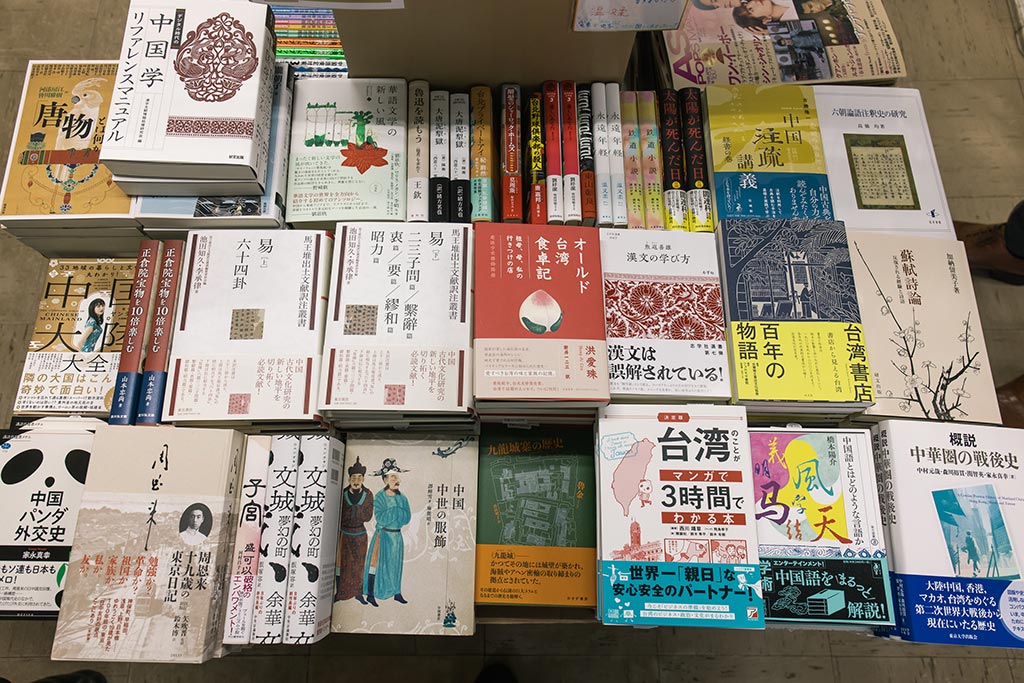 入ってすぐの平台には新刊・話題書が並ぶ 入ってすぐの平台には新刊・話題書が並ぶ