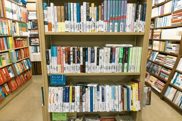 日本人の人気作家による小説の中国語訳が並ぶコーナー 日本人の人気作家による小説の中国語訳が並ぶコーナー