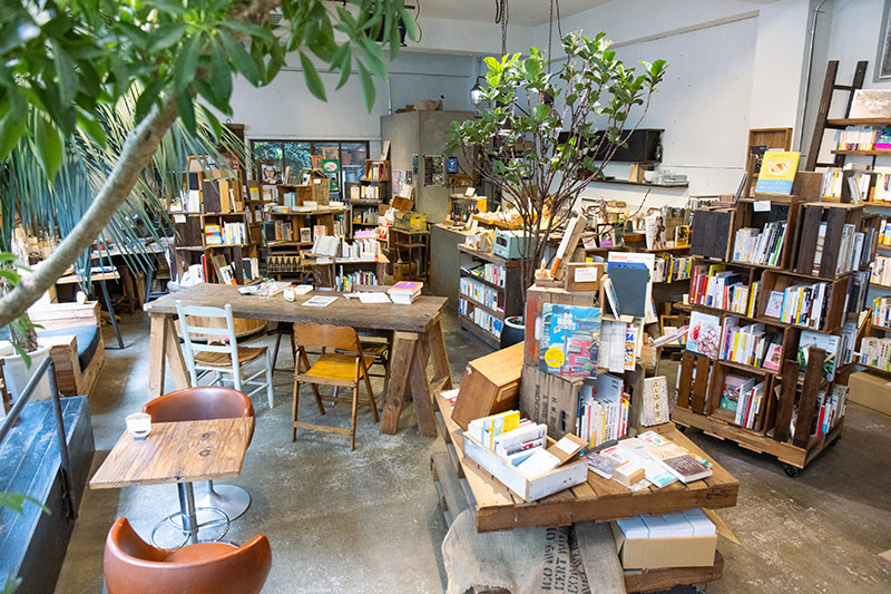 ROUTE BOOKSは書籍『東京の美しい本屋さん』（田村美葉著／エクスナレッジ）の表紙カバー写真にも使われた