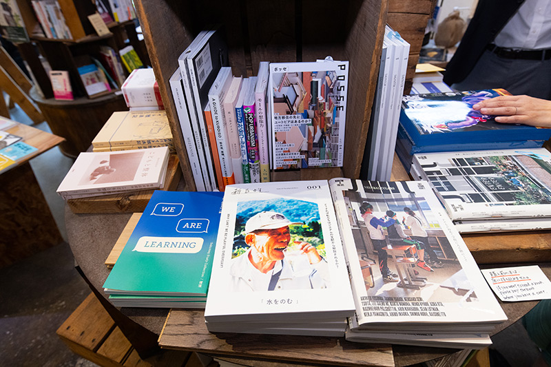 版元から直接仕入れている雑誌やZINEが並ぶ