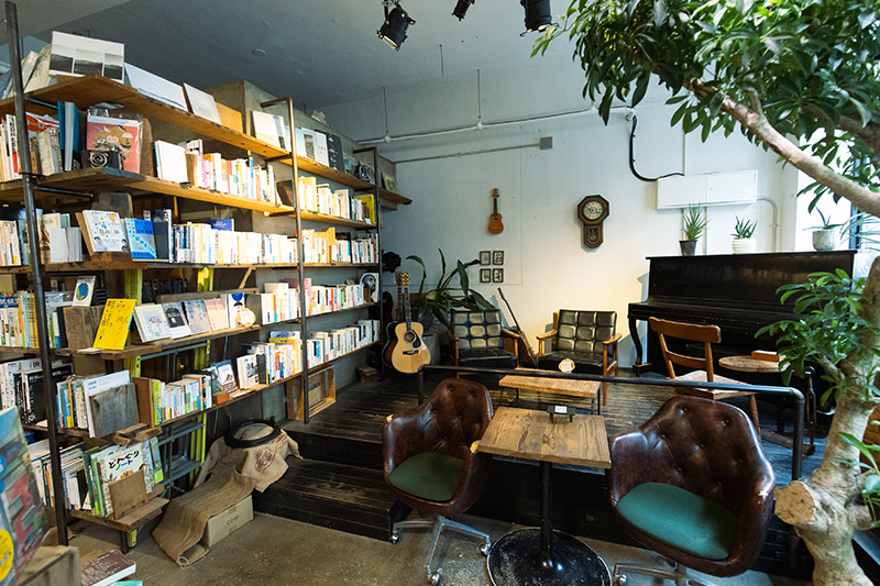 中古の家具が並ぶカフェ・読書スペース。居心地が過ぎて居眠りをしてしまうお客さんもいるという。ミニライブが行われることもある 中古の家具が並ぶカフェ・読書スペース。居心地が良過ぎて居眠りをしてしまうお客さんもいるという。ミニライブが行われることもある