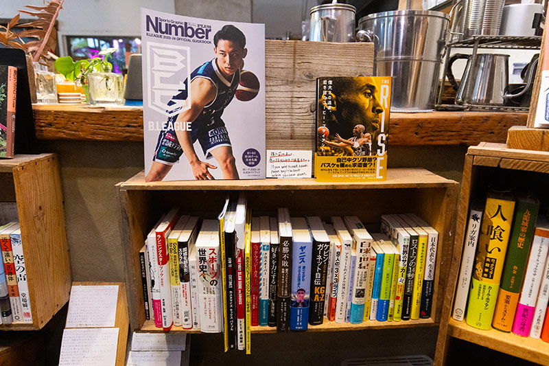 スポーツの本のコーナー。石川さんのライフワークはアスリートのインタビュー。『NUMBER PLUS B.LEAGUE 2023-24 OFFICIAL GUIDEBOOK』(文藝春秋)の執筆にも携わっている スポーツの本のコーナー。石川さんのライフワークはアスリートのインタビュー。『NUMBER PLUS B.LEAGUE 2023-24 OFFICIAL GUIDEBOOK』(文藝春秋)の執筆にも携わっている