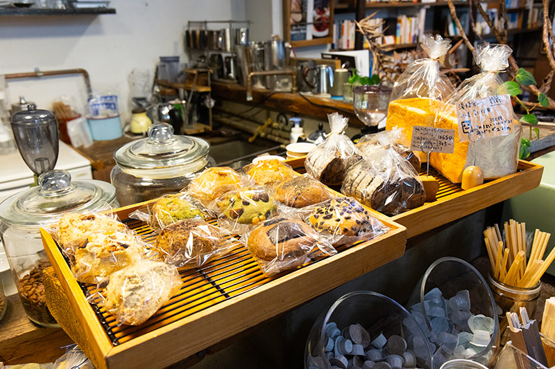 店内で作っているパンと、近所にあるGuruatsuのマフィンが並ぶカフェカウンター 店内で作っているパンと、近所にあるGuruatsuのマフィンが並ぶカフェカウンター