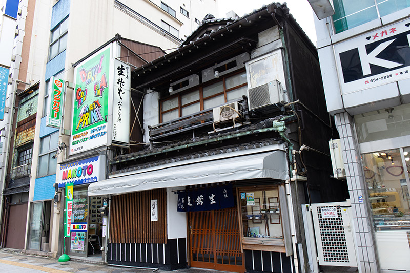 近所にある、石川さんおすすめの老舗蕎麦店「翁庵」