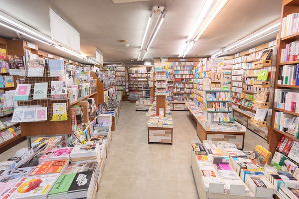 店内全景。「オールジャンルで、少しずつたくさんの種類の雑誌や本を置いています」と木村晃さん 店内全景。「オールジャンルで、少しずつたくさんの種類の雑誌や本を置いています」と木村晃さん