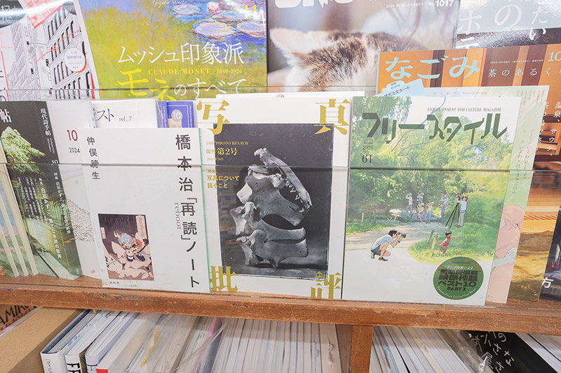 雑誌やzineの棚。文筆家・編集者の仲俣暁生さんが個人出版した『橋本治「再読」ノート』もあった