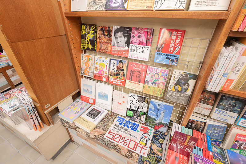 バーゲンブックのコーナー。今はサブカルチャーの本を中心に展開