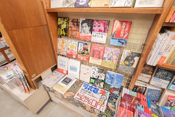 バーゲンブックのコーナー。今はサブカルチャーの本を中心に展開 バーゲンブックのコーナー。今はサブカルチャーの本を中心に展開