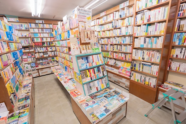 文芸書の新刊棚。『成瀬』の続編は手に取りやすい棚中央右手に 文芸書の新刊棚。『成瀬』の続編は手に取りやすい棚中央右手に