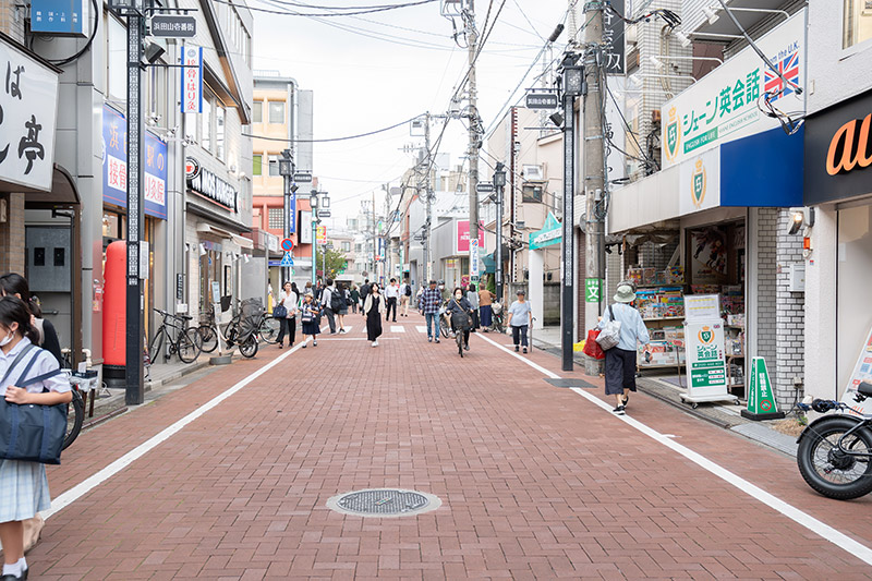 サンブックス浜田山は、京王電鉄井の頭線浜田山駅北口を出てすぐの所にある
