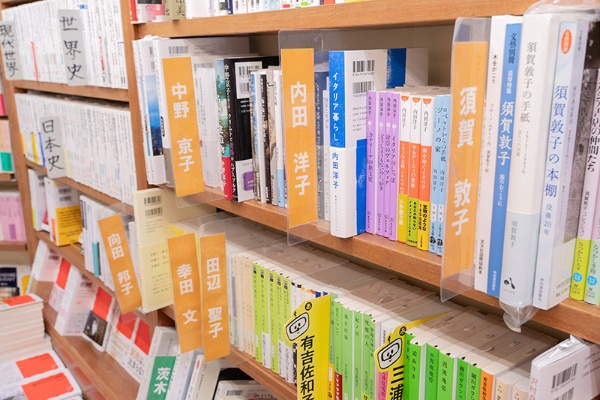 女性作家の作品が著者別に並ぶ。「若い人は内田洋子、年配の方には須賀敦子が人気」 女性作家の作品が著者別に並ぶ。「若い人は内田洋子、年配の方には須賀敦子が人気」