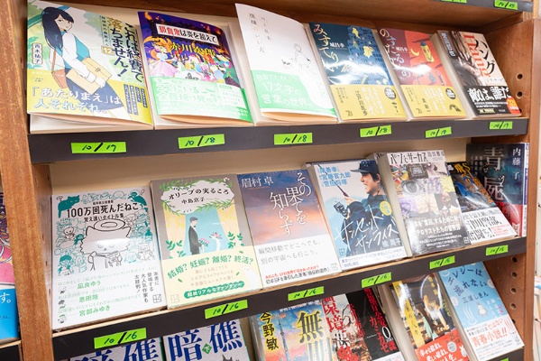文庫の新刊には発売日を記す。「お客さんによく聞かれるのと、管理がしやすいため」 文庫の新刊には発売日を記す。「お客さんによく聞かれるのと、管理がしやすいため」
