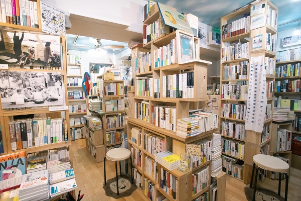 天井近くまで本が陳列されている店内 天井近くまで本が陳列されている店内