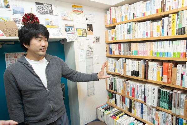 木札に選書者の名前が刻まれた選書コーナー。新刊も古本も交じっている 木札に選書者の名前が刻まれた選書コーナー。新刊も古本も交じっている