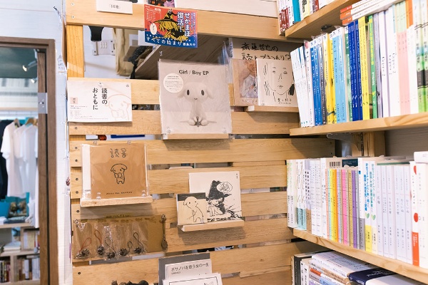 読書の邪魔にならないCDなども販売している 読書の邪魔にならないCDなども販売している