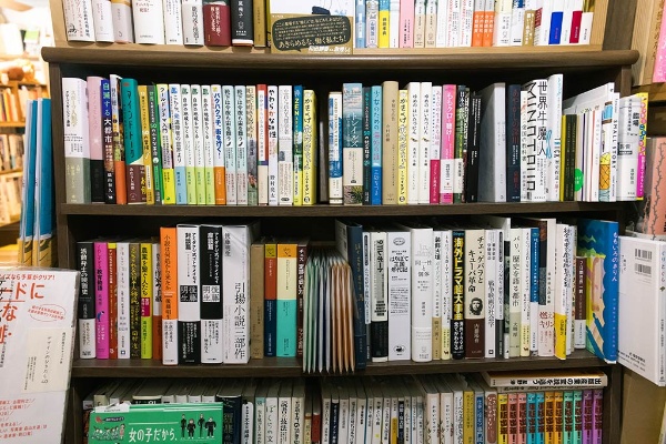 一人出版社や中小出版社の本を多数そろえている 一人出版社や中小出版社の本を多数そろえている